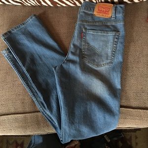 Never worn Levi’s womans 30x30 has that stretch material super comfy